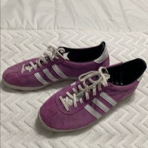 A pair pants fuchsia gazelles